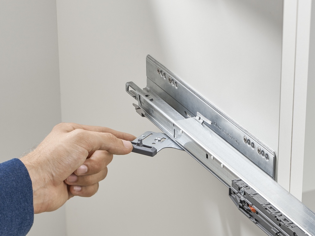 TIP-ON BLUMOTION latch assembly