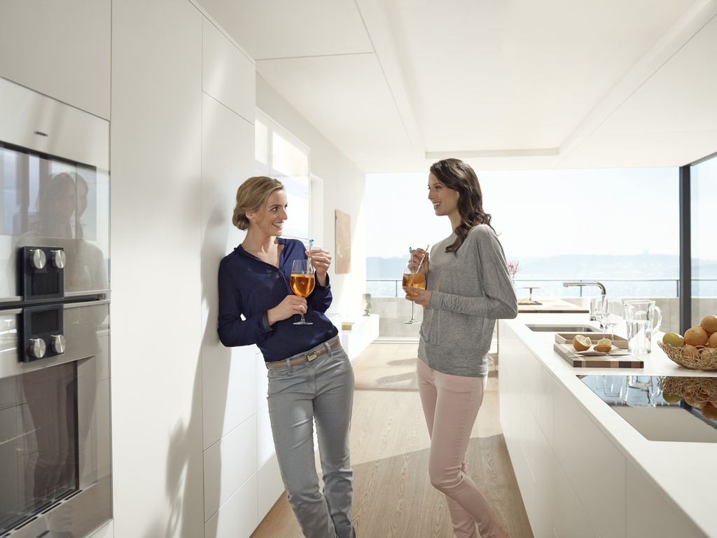 [Z10D01EA] Blum SERVO-DRIVE bracket profile adapter vertical, lower/back + cover cap